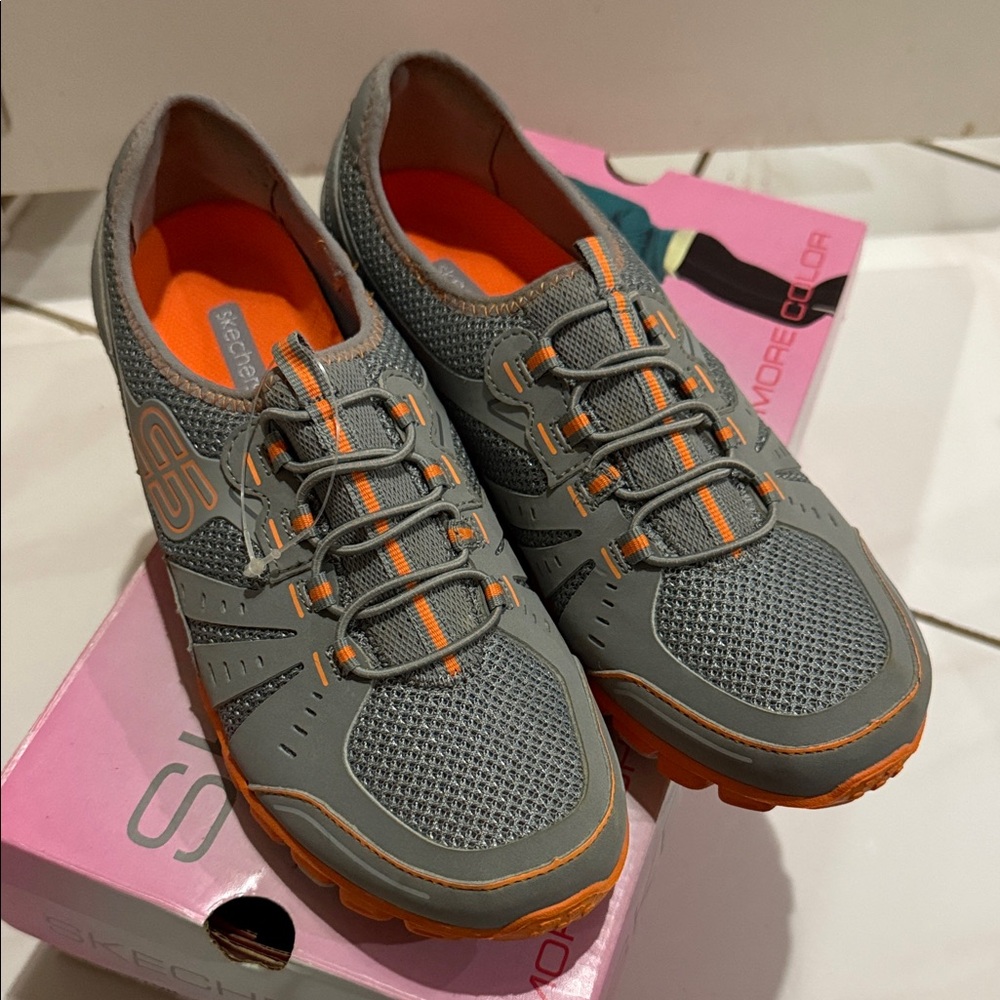 Skechers sneakers in size 8.